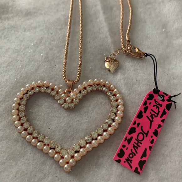New Betsey Johnson Heart Necklace - Picture 2 of 5